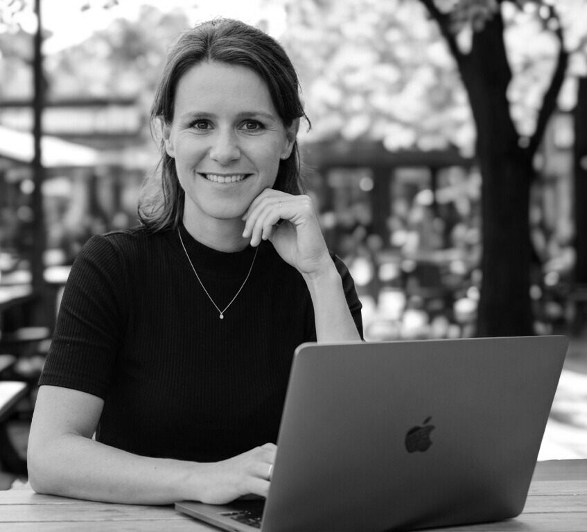 Ines Schwarz – Die Tech Humanistin, KI-Beraterin an ihrem Laptop