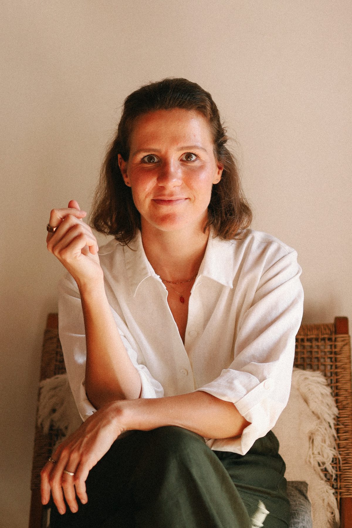 Ines Schwarz im Rattansessel, lächelt in die Kamera